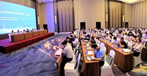 新聞資訊 ▏我司出席四川電子信息職業(yè)教育集團(tuán)年會暨推進(jìn)成渝雙層經(jīng)濟(jì)圈電子信息產(chǎn)教融合座談會